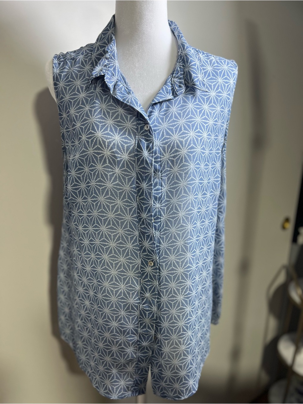 H&M Light Blue and White Sleeveless Printed Button-Down Top
